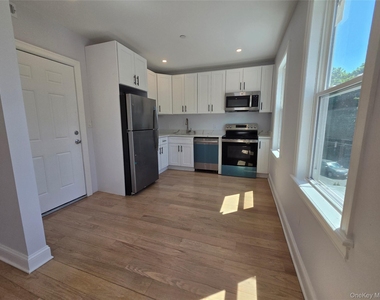965 Main Street - Photo Thumbnail 3