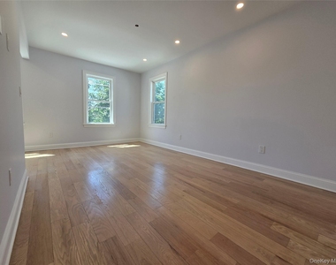 965 Main Street - Photo Thumbnail 5