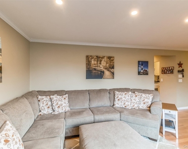 48 Pointe Cir S - Photo Thumbnail 6