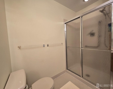 8 Glastonbury Court - Photo Thumbnail 20