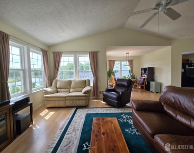 8 Glastonbury Court - Photo Thumbnail 2