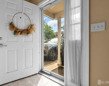 19 Delavan Court - Photo Thumbnail 7