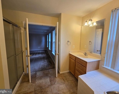 832 Fox Den Road - Photo Thumbnail 31