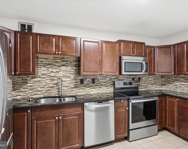 309 Yoakum Parkway - Photo Thumbnail 8