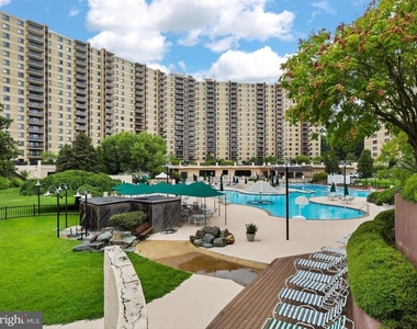 309 Yoakum Parkway - Photo Thumbnail 30