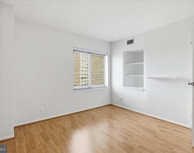 309 Yoakum Parkway - Photo Thumbnail 16