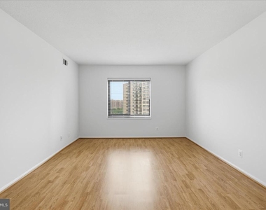 309 Yoakum Parkway - Photo Thumbnail 10