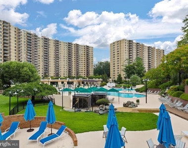 309 Yoakum Parkway - Photo Thumbnail 31
