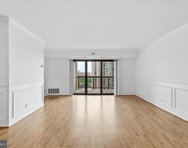 309 Yoakum Parkway - Photo Thumbnail 4