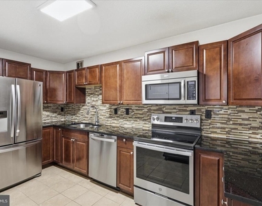 309 Yoakum Parkway - Photo Thumbnail 7