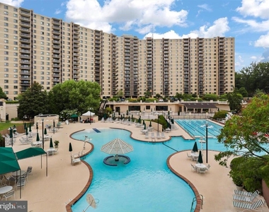 309 Yoakum Parkway - Photo Thumbnail 29