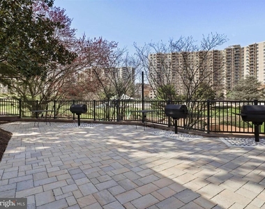 309 Yoakum Parkway - Photo Thumbnail 28