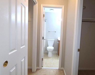 2037 S Glebe Road - Photo Thumbnail 15