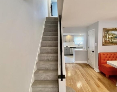 209 Daly Street - Photo Thumbnail 2