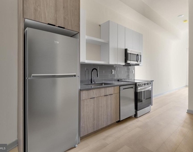 689 N Broad Street - Photo Thumbnail 10