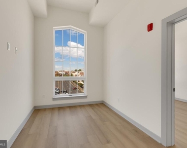 689 N Broad Street - Photo Thumbnail 6