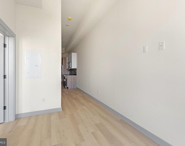 689 N Broad Street - Photo Thumbnail 4