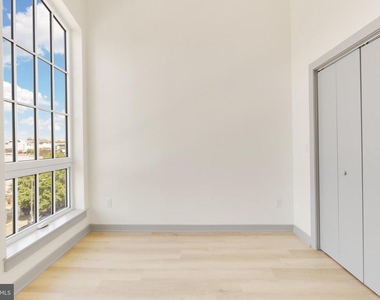 689 N Broad Street - Photo Thumbnail 2