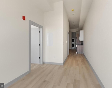 689 N Broad Street - Photo Thumbnail 5
