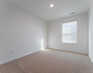 370 Freestall Drive - Photo Thumbnail 15