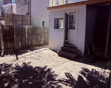 2213 E Thompson Street - Photo Thumbnail 8