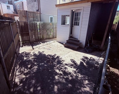 2213 E Thompson Street - Photo Thumbnail 7