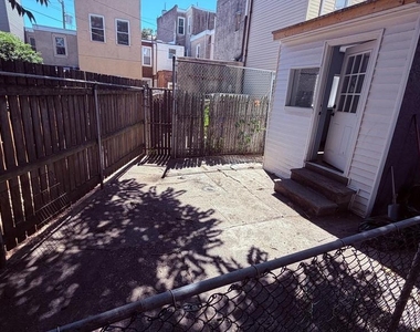 2213 E Thompson Street - Photo Thumbnail 6