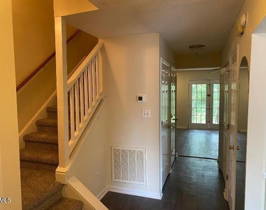 553 Darby Glen Lane - Photo Thumbnail 8