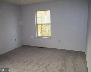 92 Versailles Court - Photo Thumbnail 16