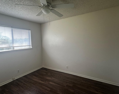 900 Sahara Ave - Photo Thumbnail 5