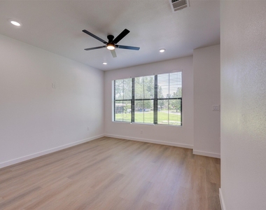 230 Brown St - Photo Thumbnail 3