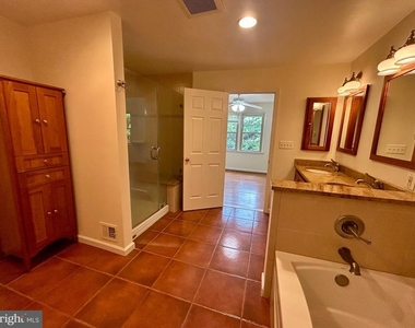 5916 Dorchester Way - Photo Thumbnail 13