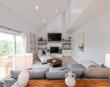 7017 Helmsdale Court - Photo Thumbnail 9