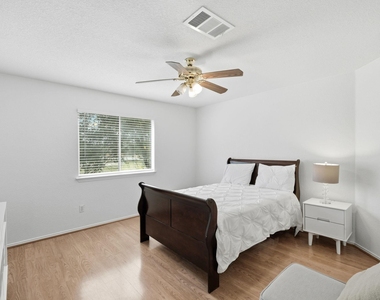 1410 Ne Katie Lynch Dr - Photo Thumbnail 16
