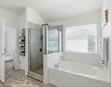 1410 Ne Katie Lynch Dr - Photo Thumbnail 15
