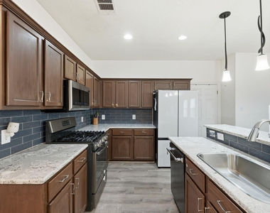 1410 Ne Katie Lynch Dr - Photo Thumbnail 9