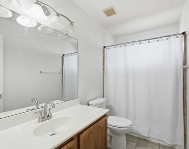 1410 Ne Katie Lynch Dr - Photo Thumbnail 18