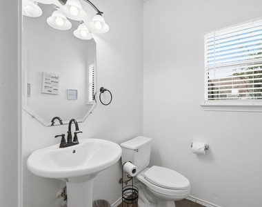 1410 Ne Katie Lynch Dr - Photo Thumbnail 21