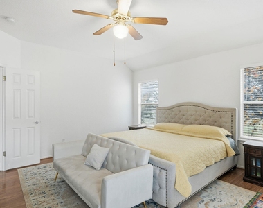 1410 Ne Katie Lynch Dr - Photo Thumbnail 13