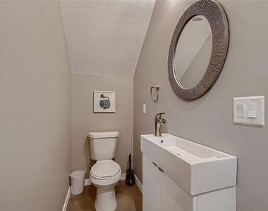 904 E 2nd St - Photo Thumbnail 17