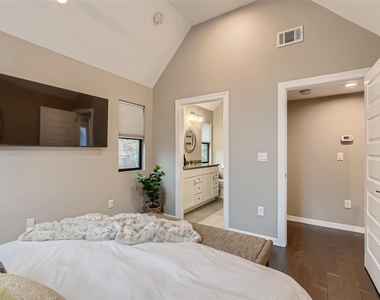 904 E 2nd St - Photo Thumbnail 20