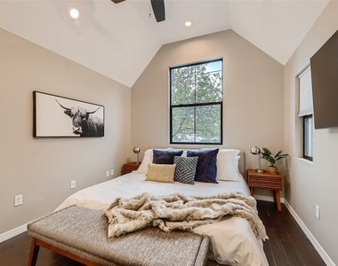 904 E 2nd St - Photo Thumbnail 19