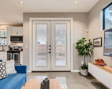 904 E 2nd St - Photo Thumbnail 12