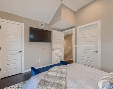 904 E 2nd St - Photo Thumbnail 28