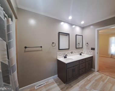 11 Roberts Road - Photo Thumbnail 17
