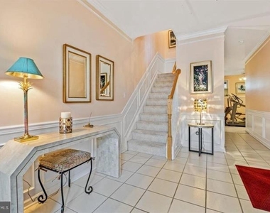412 E Oakmeade Drive - Photo Thumbnail 2
