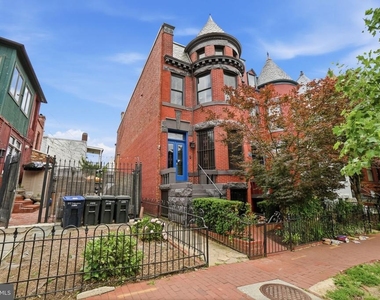 210 8th Street Se - Photo Thumbnail 2