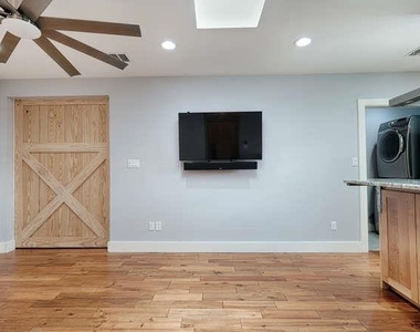901 W Mary St - Photo Thumbnail 5
