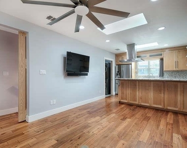 901 W Mary St - Photo Thumbnail 4