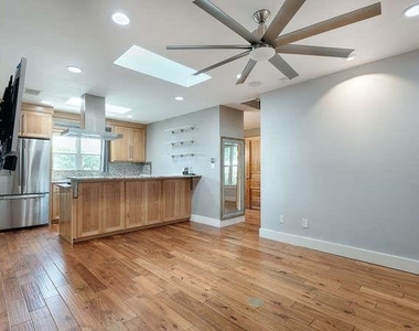 901 W Mary St - Photo Thumbnail 3